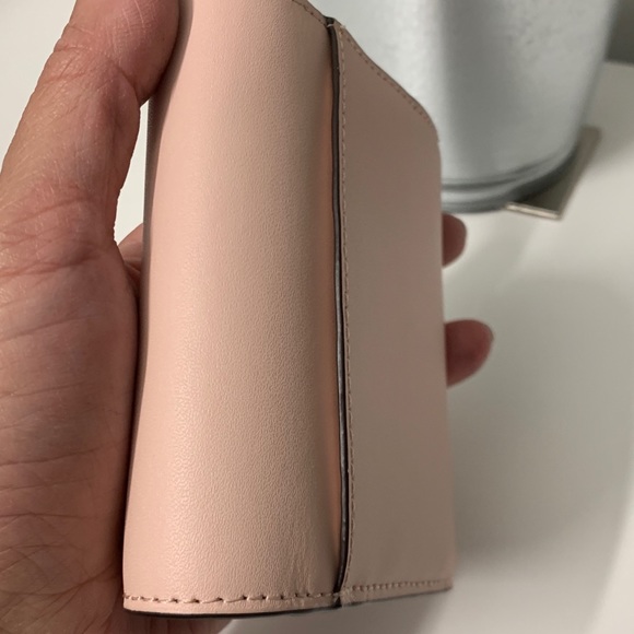 BNWT KATE SPADE ♠️ SCALLOP DESIGN SMOOTH LEATHER COMPACT WALLET PINK- BURGUNDY - Picture 4 of 6